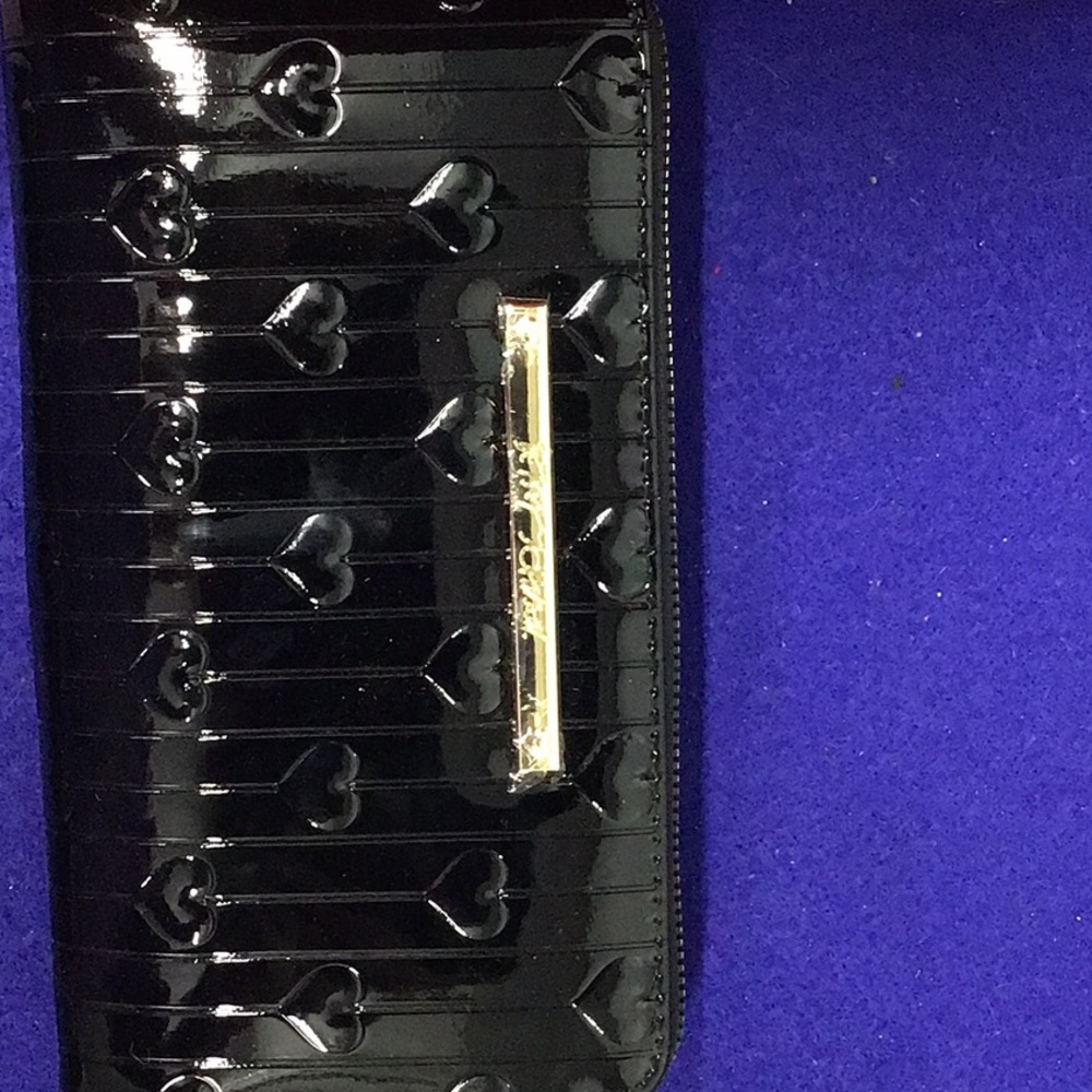 BETSEY JOHNSON BLACK ZIP AROUND WALLET